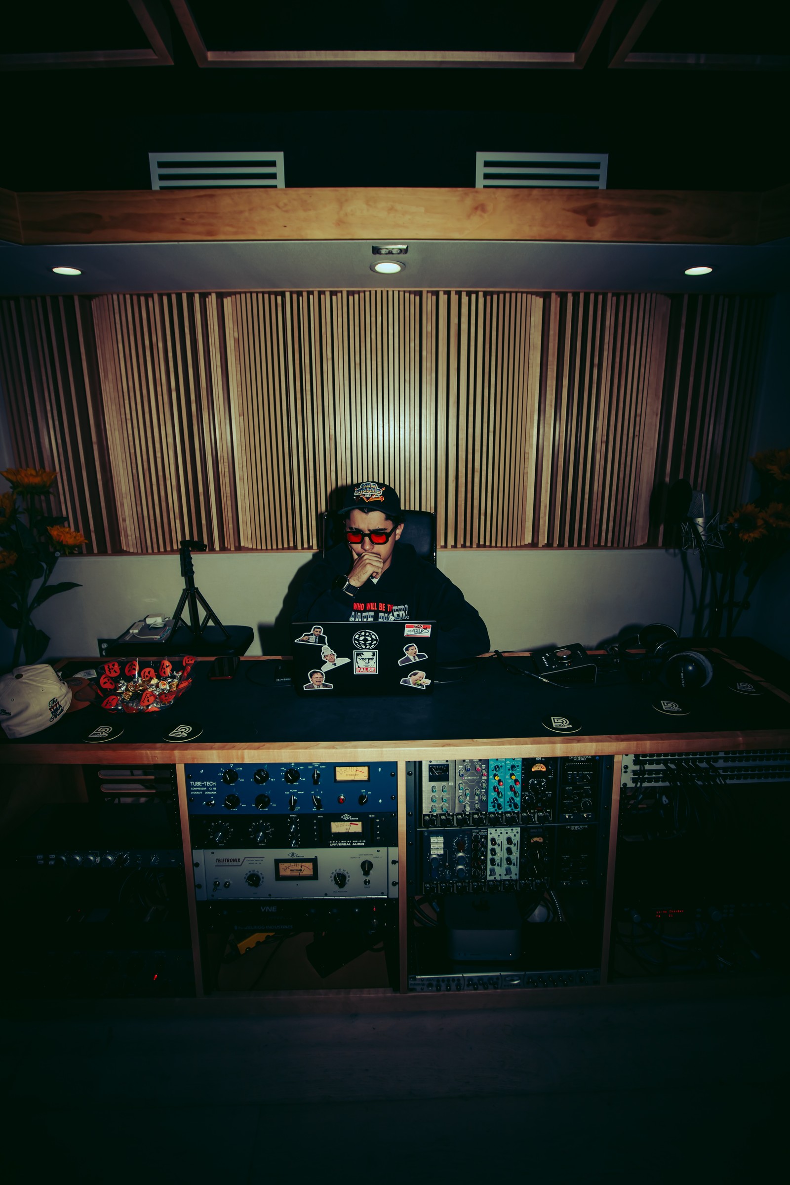 Manu Berlingeri frente a su computadora y equipo de audio en el estudio